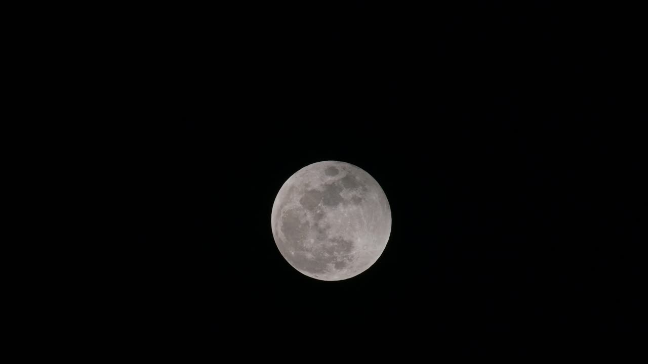 Um timelapse desta lua vista de baixo para cima no centro do quadro, Eclipse Lunar na Tailândia em 8 de novembro de 2022.