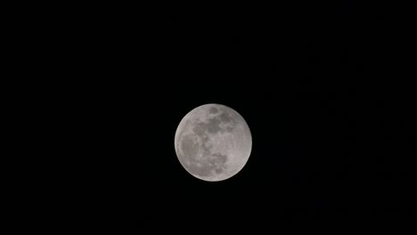 un lapso de tiempo de esta luna vista desde abajo subiendo en el medio del marco, eclipse lunar en tailandia el 8 de noviembre pasado de 2022