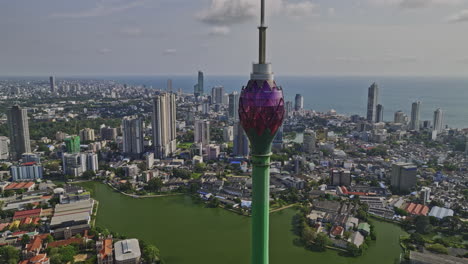 Colombo-Sri-Lanka-Antena-V3-Drone-Sobrevuelo-área-10-Capturando-La-Emblemática-Torre-De-Loto-Situada-En-El-Lago-Beira-Y-El-Paisaje-Urbano-Del-Centro-De-La-Ciudad-En-Los-Barrios-Del-Centro-De-La-Ciudad---Filmada-Con-Cine-Mavic-3---Abril-De-2023