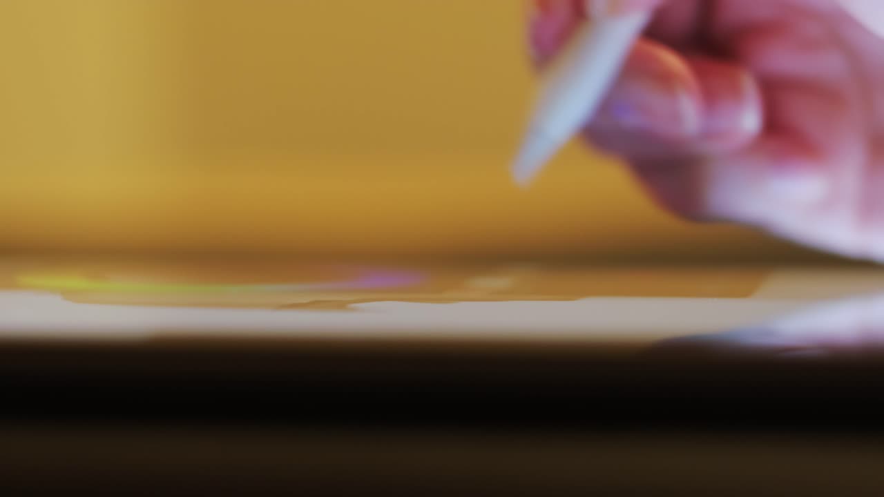 mano usando el lápiz en una tableta