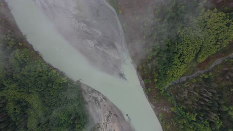 hermosos patrones de ríos glaciares en columbia británica, canadá
