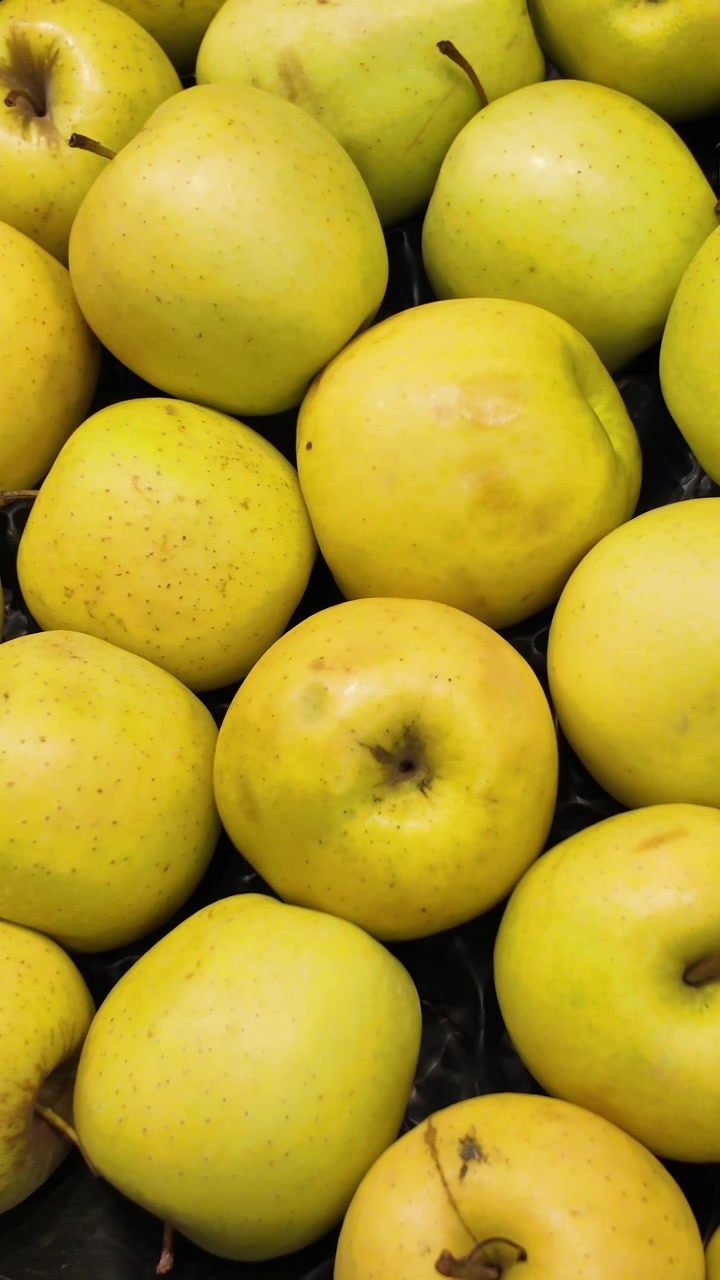 Mele fresche in esposizione al supermercato