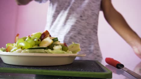 Joven-Rociando-Chaat-Masala-En-La-Ensalada-Para-Una-Prueba-Adicional