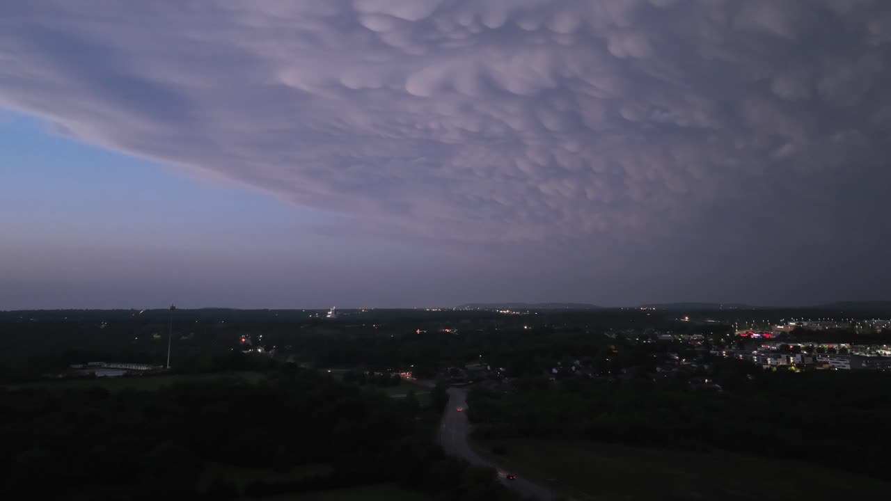 아칸소 주 스프링데일 상공에서 폭풍과 번개가 아지면서 차량 통행이 중단되고 드론 영상과 함께 하이퍼 이 뒤로 물러나고 있습니다.