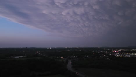 nubes y relámpagos sobre springdale, arkansas con tráfico de vehículos con video de avión no tripulado hiperlapso tirando hacia atrás