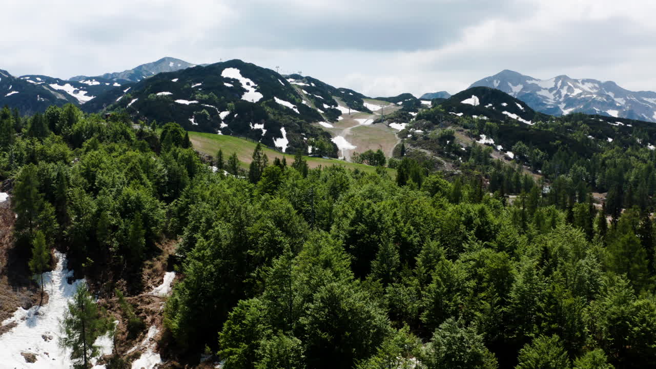 parches de nieve en el accidentado paisaje de la montaña vogel en el parque nacional triglav en eslovenia