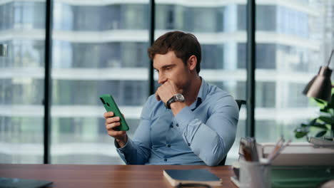 Jefe-Riendo-Leyendo-La-Oficina-De-Mensajes-De-Teléfonos-Inteligentes.-Hombre-Sonriendo-Mirando-Celular