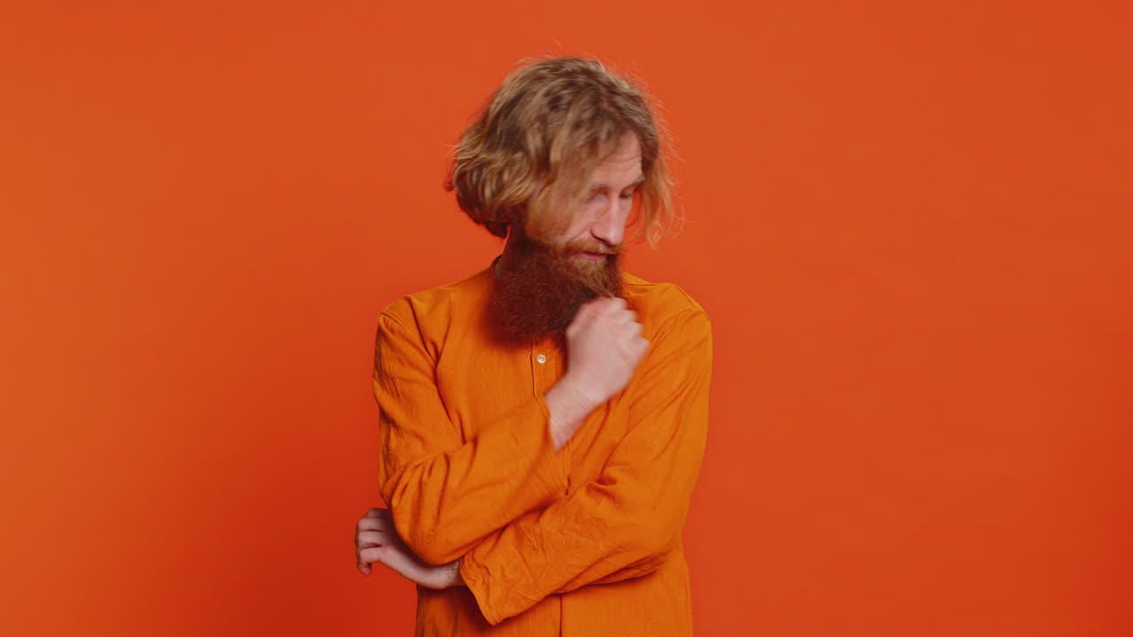 hombre caucásico cansado expresión aburrida agotado de la historia tediosa no está interesado en la conversación de comunicación