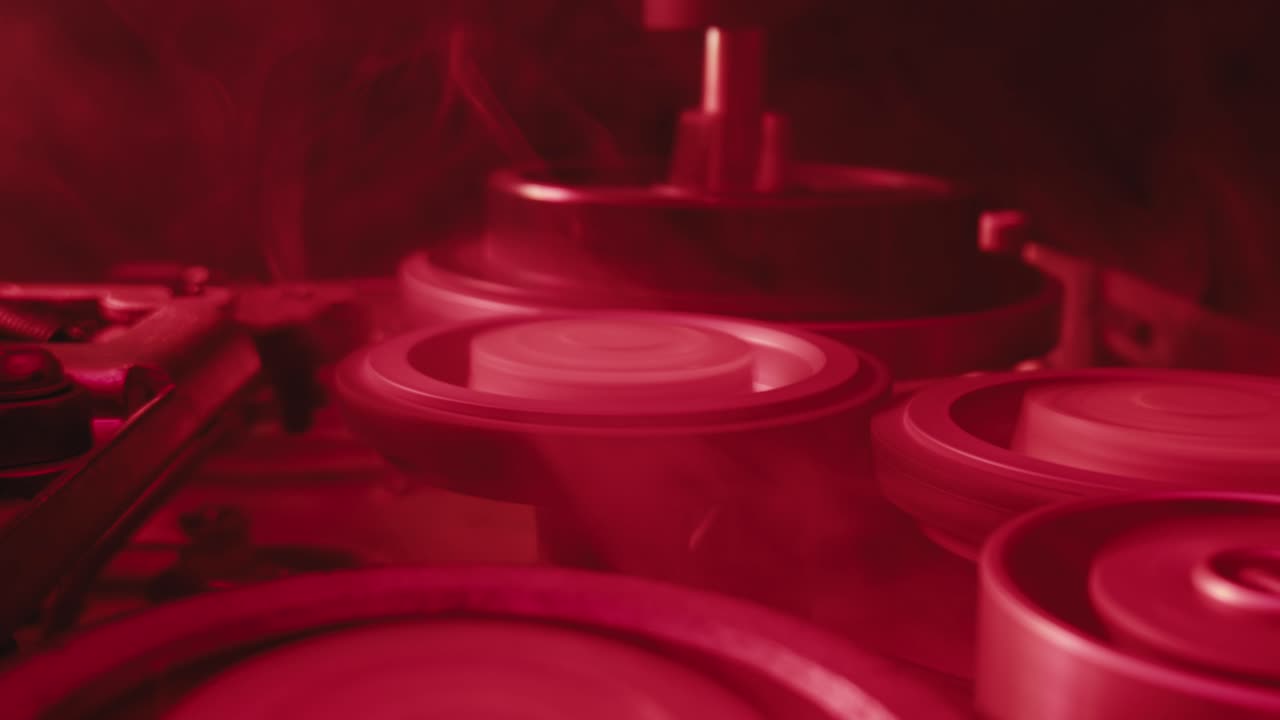 은 불빛 아래의 산업 기계