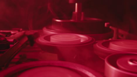 máquinas industriales bajo luz roja