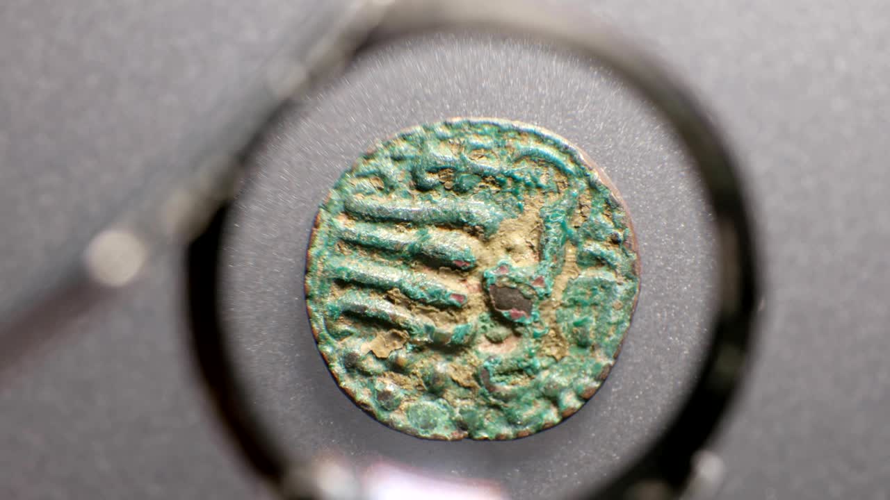 매우 오래된 동전의 근접 사진
