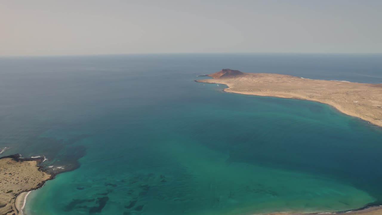 vista aérea de las aguas del océano atlántico entre dos islas canarias