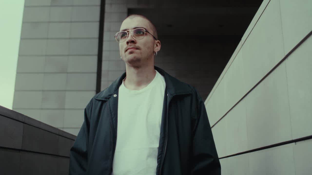 도시 환경에서 스타일리시한 남자