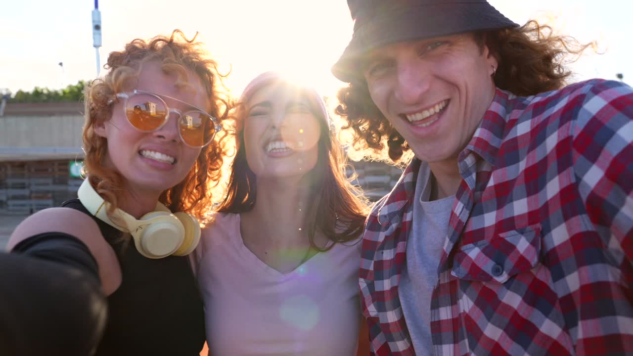 Amici che si fanno un selfie