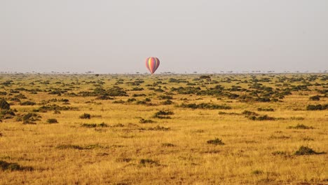 vuelo en globo de aire caliente, vista superior volando sobre el paisaje de masai mara en áfrica, toma aérea del hermoso paisaje de la sabana al amanecer en una increíble experiencia de viaje africana viaje en globo de lujo