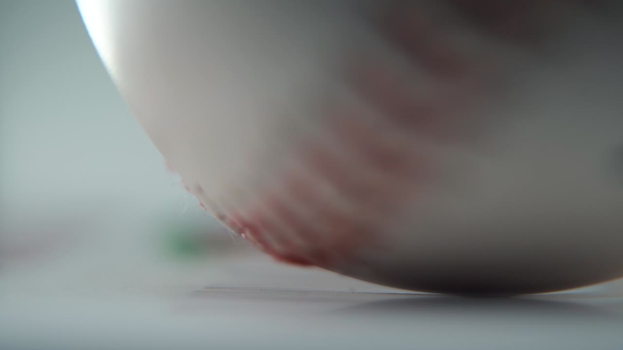 색 베이스볼을 회전시키는 슈퍼 시네마틱 매크로, 빨간 에 클로즈업, 야구 회전, 프로 스튜디오 조명, 부드러운 느린 동작, 120fps 클로스업.