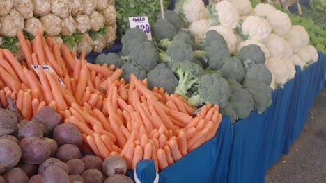 verduras frescas en un puesto de mercado