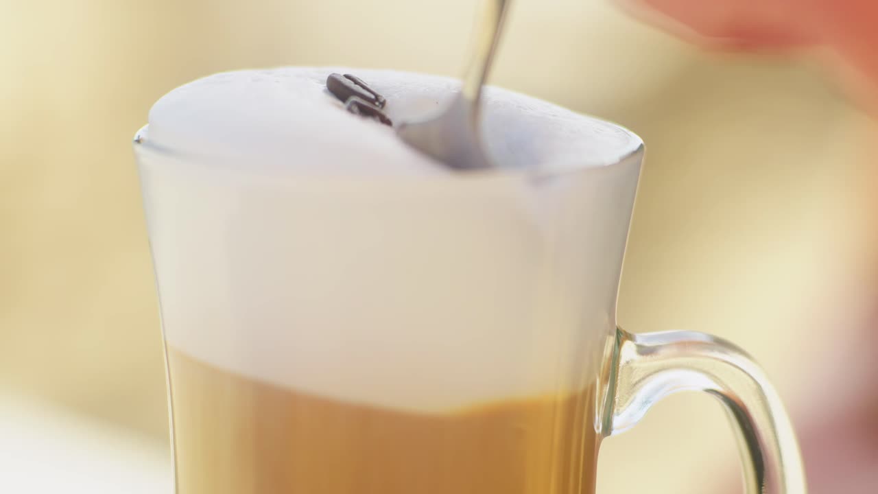 컵에 카푸치노에 설탕을 첨가하는 것