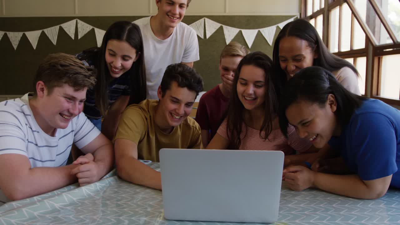 Adolescentes en un aula escolar