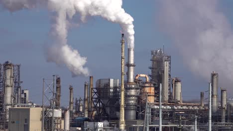 oil refinery letting pollution into the air global warming