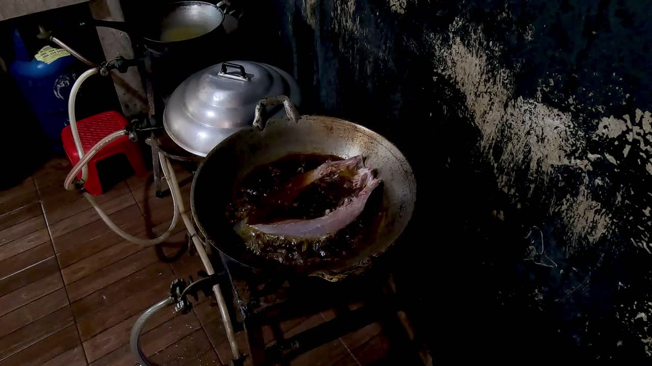 시간이 지남에 따라 가스 버너에 있는 비.