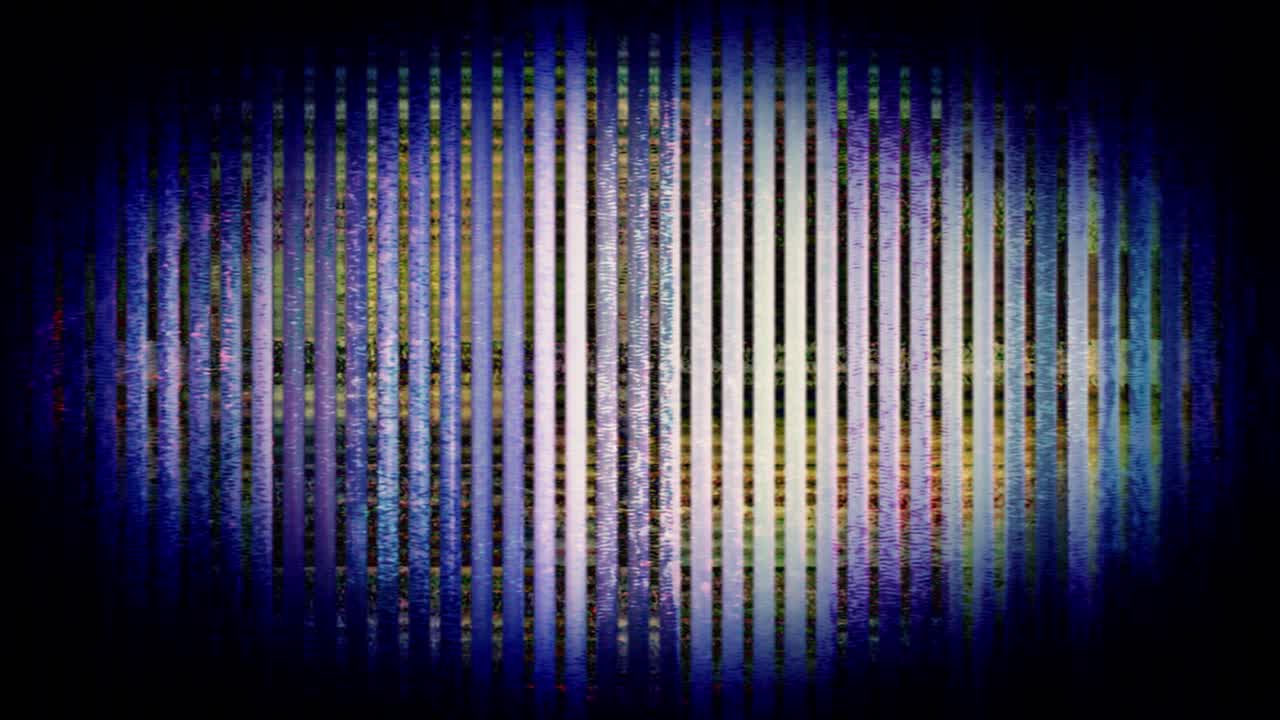 팟캐스트를 녹음하는 동안 남자 손과 여자 손이 탁자 위에서 몸짓을 하는 모습을 가까이에서 봅니다.