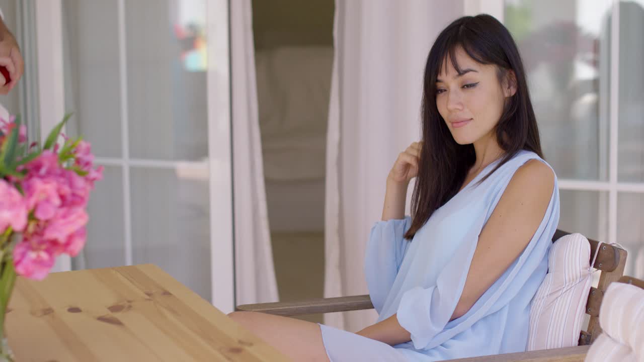 남자 는 칭찬 을 받은 여자 에게 식탁 에서 반지 를 주고 있다