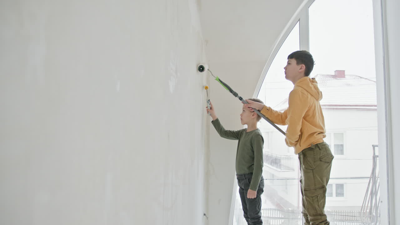 niños pintando una pared