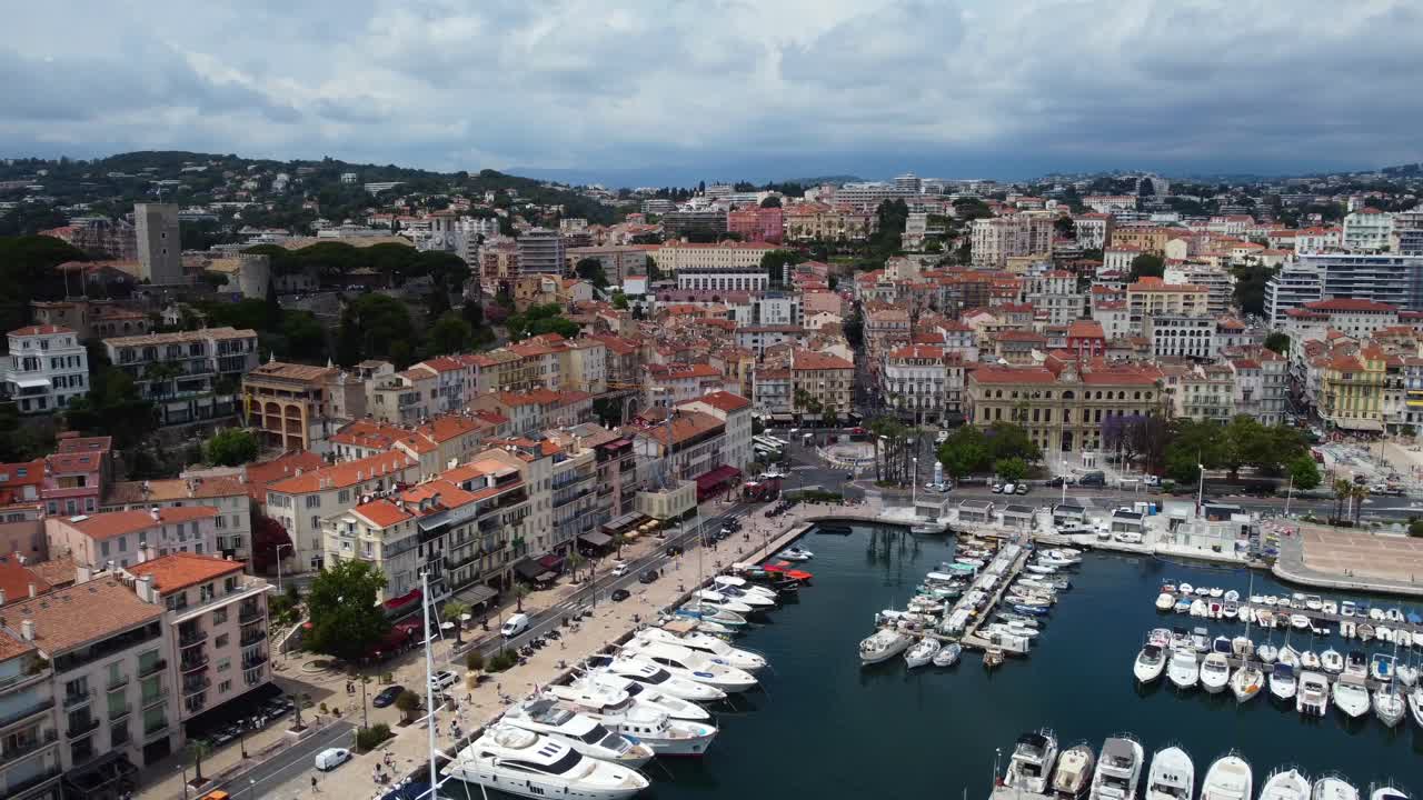 Ripresa cinematica con drone che orbita sopra la città e il porto di Cannes in Francia.