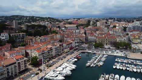 Disparo-Cinematográfico-De-Drones-Orbitando-Sobre-La-Ciudad-De-Cannes-Y-El-Puerto-En-Francia