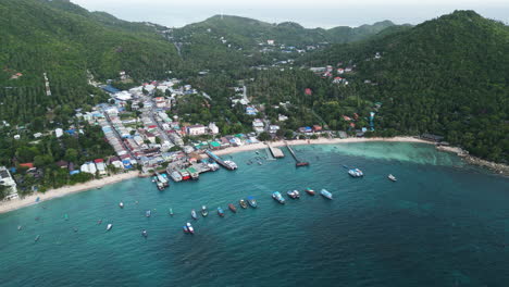 Ciudad-Costera-Tropical-Con-Puerto-En-El-Sudeste-Asiático,-Antena