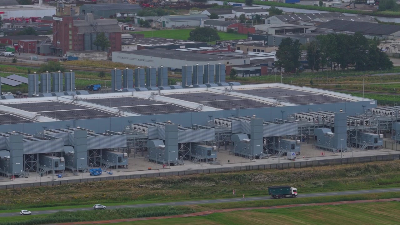 Luftfoto af et moderne hyperskala datacenteranlæg med avanceret infrastruktur, kølesystemer og vedvarende energikilder