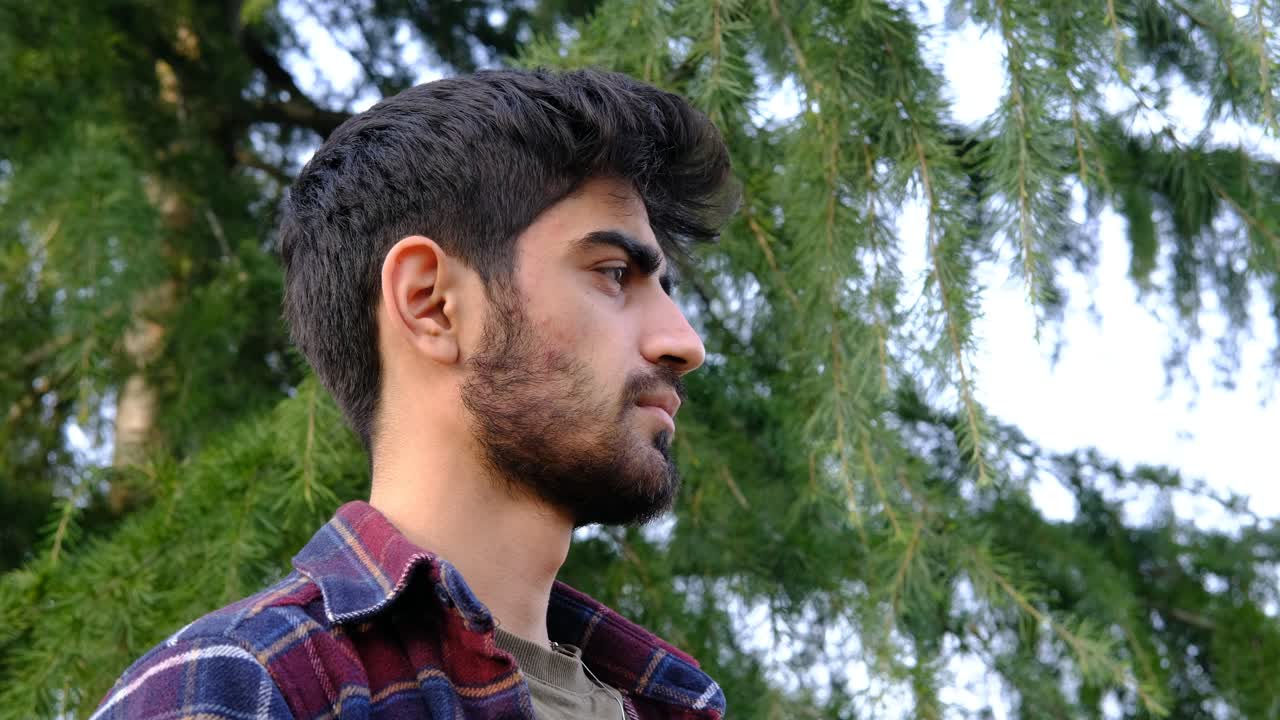 젊은 남자가 물을 마시고