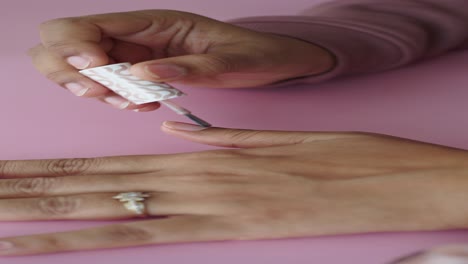 mujer aplicando esmalte de uñas