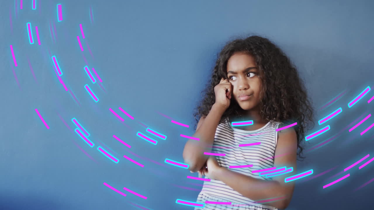 Animation af lilla former, der bevæger sig over en tænkende pige af blandet etnicitet