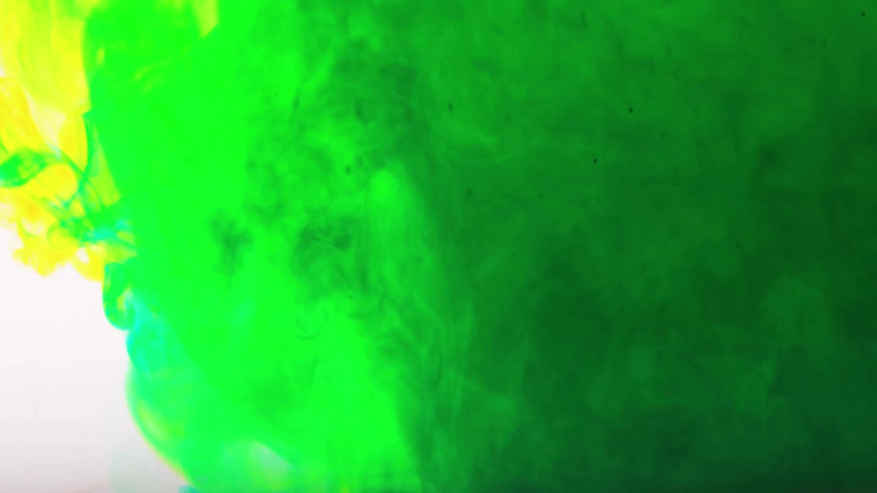 superposición de nube de tinta. explosión de color. movimiento de humo amarillo azul en fondo blanco para la edición de video.