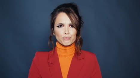 retrato de una hermosa modelo morena con maquillaje brillante. chica encantadora