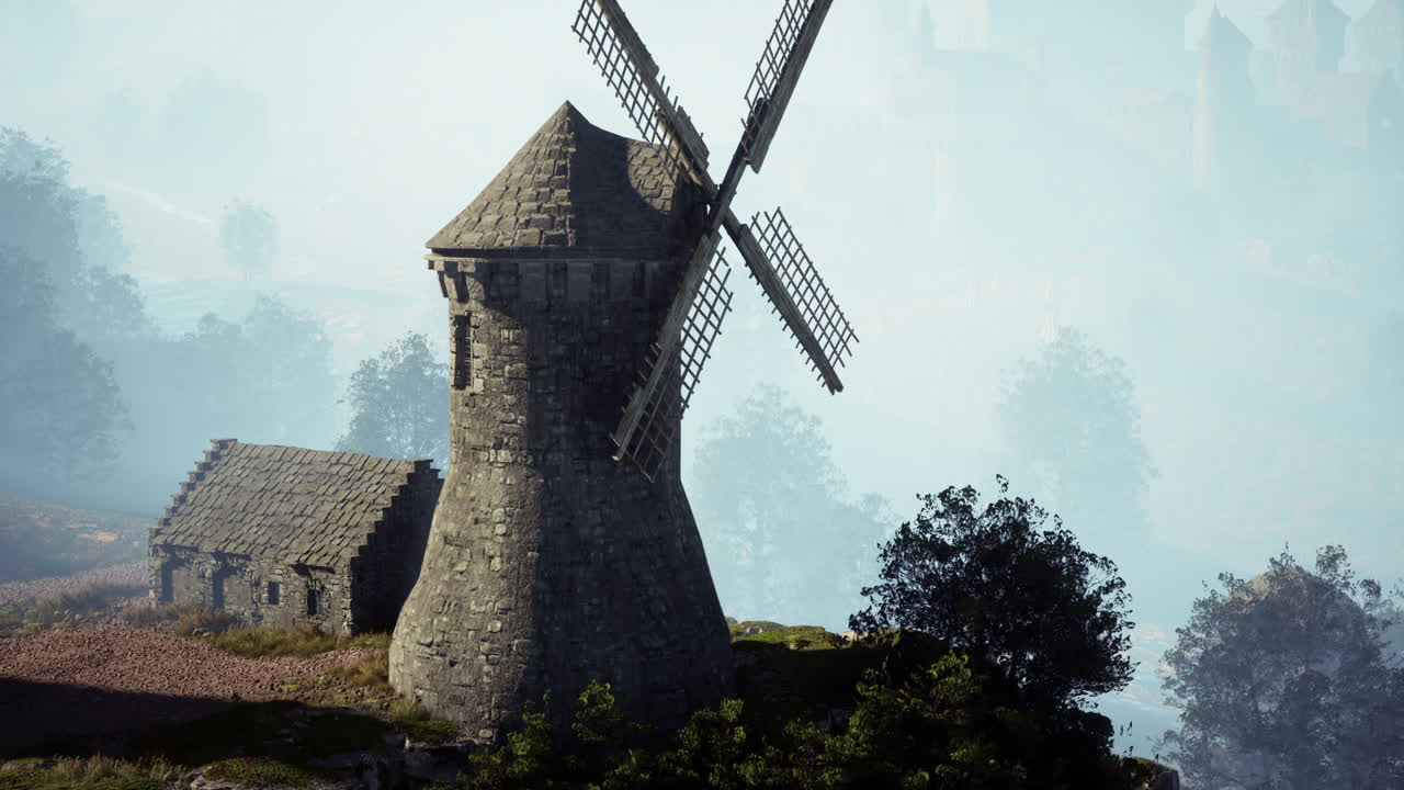 туманная горная деревня со старой ветряной мельницей