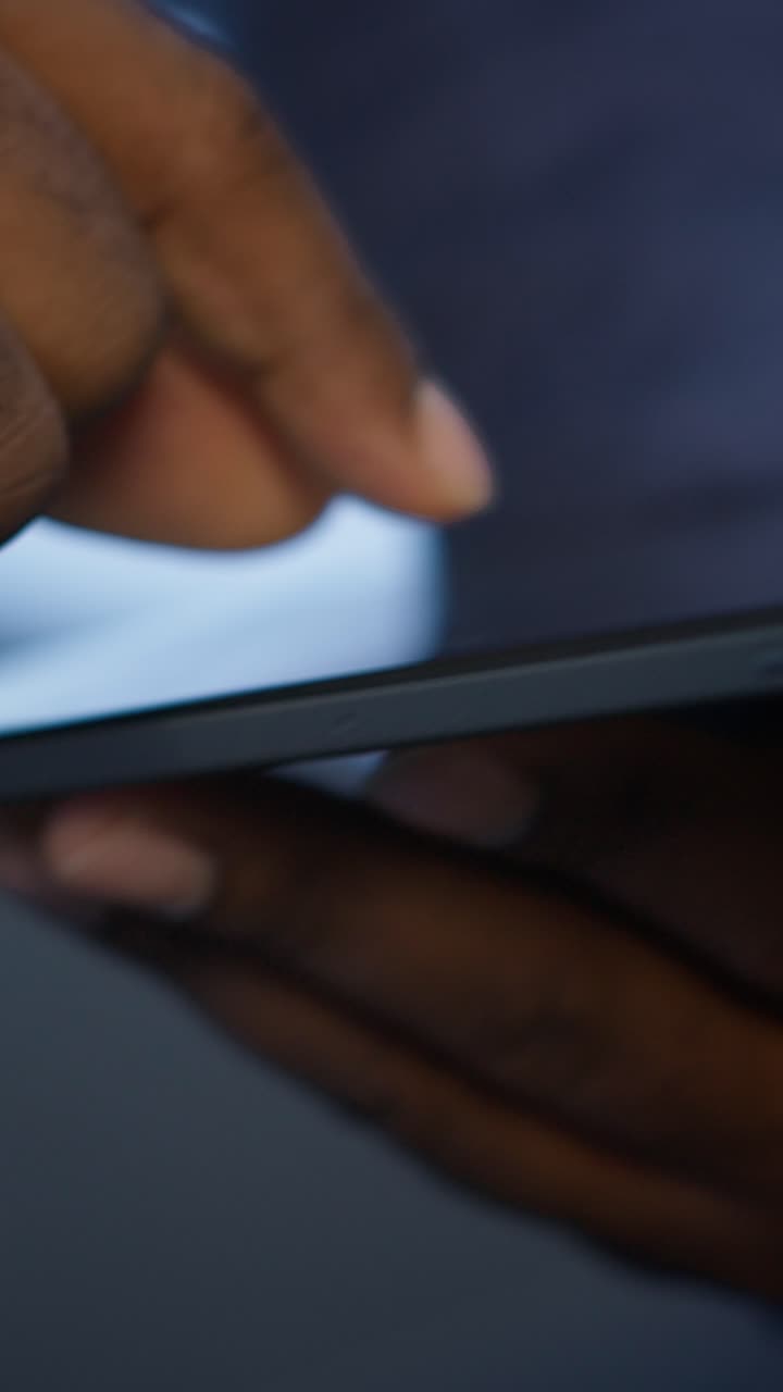 Primo piano di una mano con schermo di tablet digitale