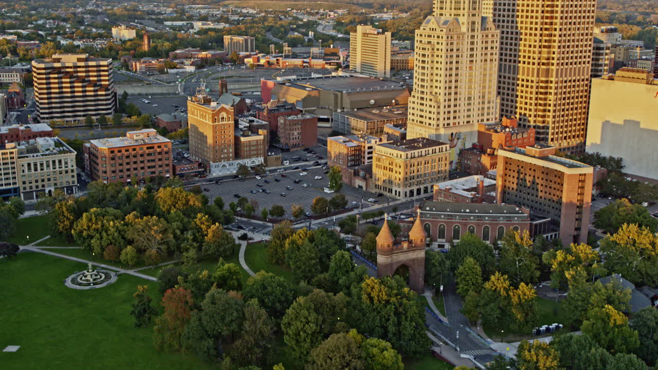 hartford connecticut aerial v17 vista de pájaros con vistas al arco conmemorativo en bushnell park, la inclinación hacia arriba revela el paisaje urbano del centro al atardecer horas doradas - filmado con inspire 2, cámara x7 - octubre 2021