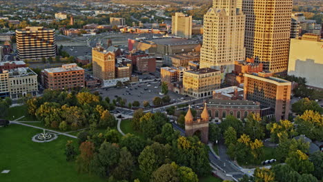 Hartford-Connecticut-Luftaufnahme-V17-Aus-Der-Vogelperspektive-Mit-Blick-Auf-Den-Memorial-Arch-Im-Bushnell-Park,-Nach-Oben-Geneigt-Zeigt-Das-Stadtbild-Der-Innenstadt-Bei-Sonnenuntergang-In-Goldenen-Stunden-–-Aufgenommen-Mit-Der-Kamera-Inspire-2,-X7-–-Oktober-2021