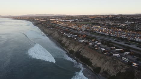 Eine-Wunderschöne-Drohnenaufnahme-Aus-Der-Luft,-Eine-Drohne,-Die-Mit-Bergen-Im-Hintergrund-In-Richtung-Küste-Fliegt,-Carlsbad-State-Beach---Kalifornien