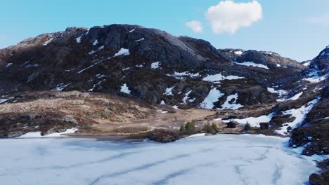 lago congelado de palvatnet con vistas panorámicas a las montañas en leknes, vestvagoy, nordland, noruega