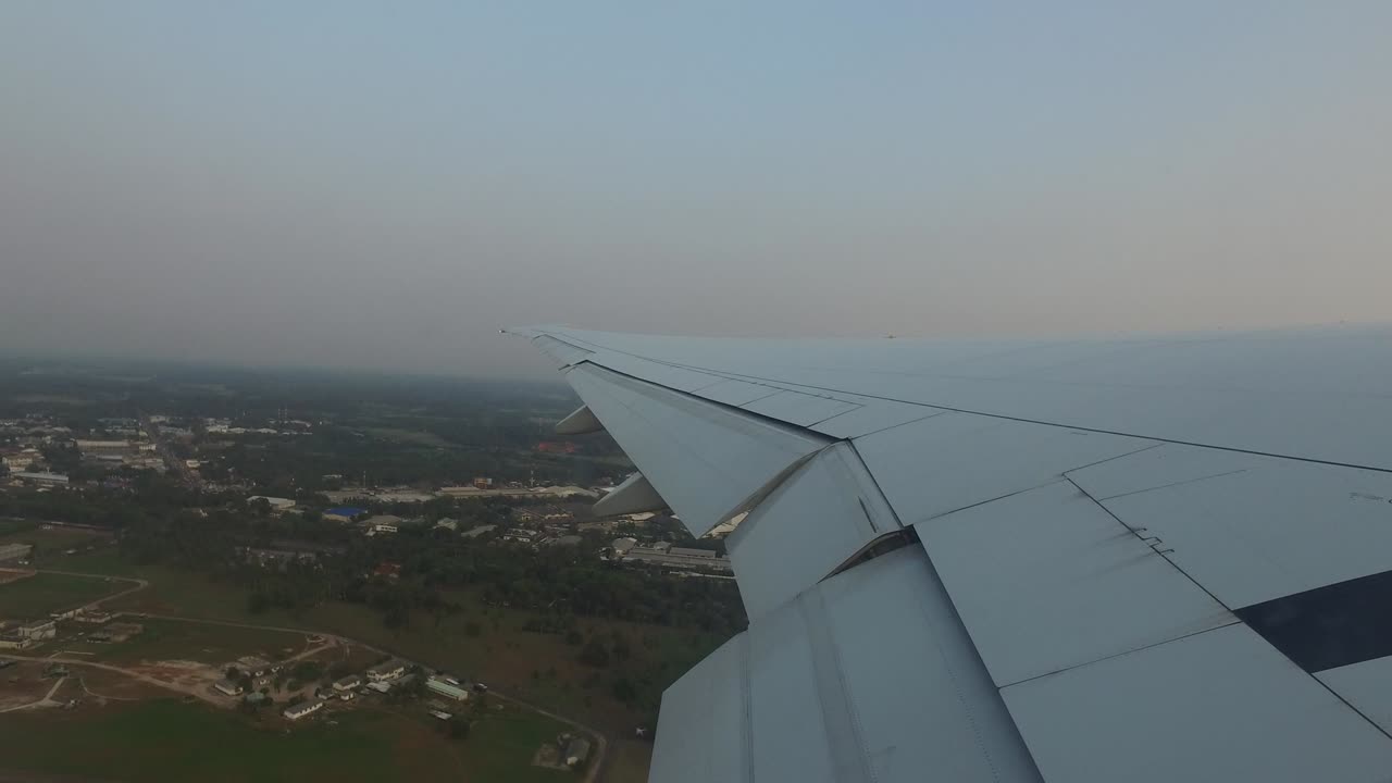 ala de un avión que aterriza en la pista de aterrizaje del aeropuerto