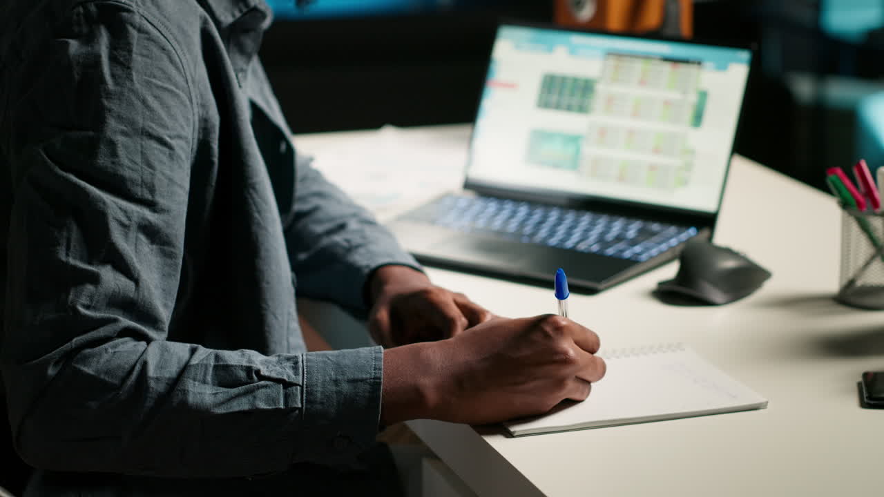 Professionista del lavoro a distanza in ufficio personale che bilancia attività come la ricerca