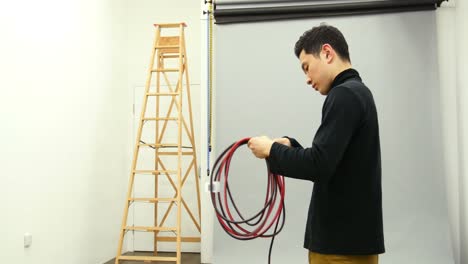 스튜디오에서 일하는 남성 사진작가