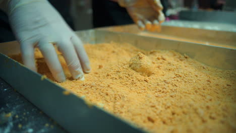 Köche-Bereiten-Reisbällchen-In-Einem-Restaurant-In-Zeitlupe-Zu