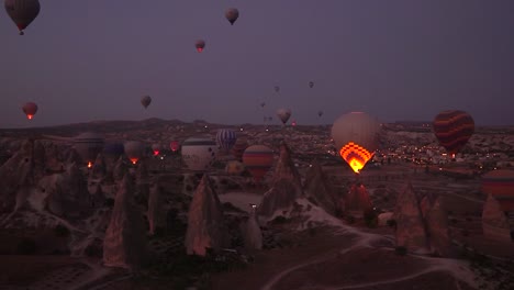 Blick-Auf-Den-Sonnenaufgang-Von-Einem-Ballon-Der-Ballons,-Die-In-Göreme,-Kappadokien,-Abheben