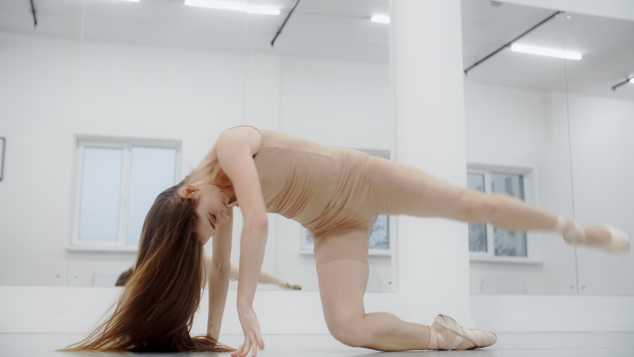 연습하는 발레 댄서