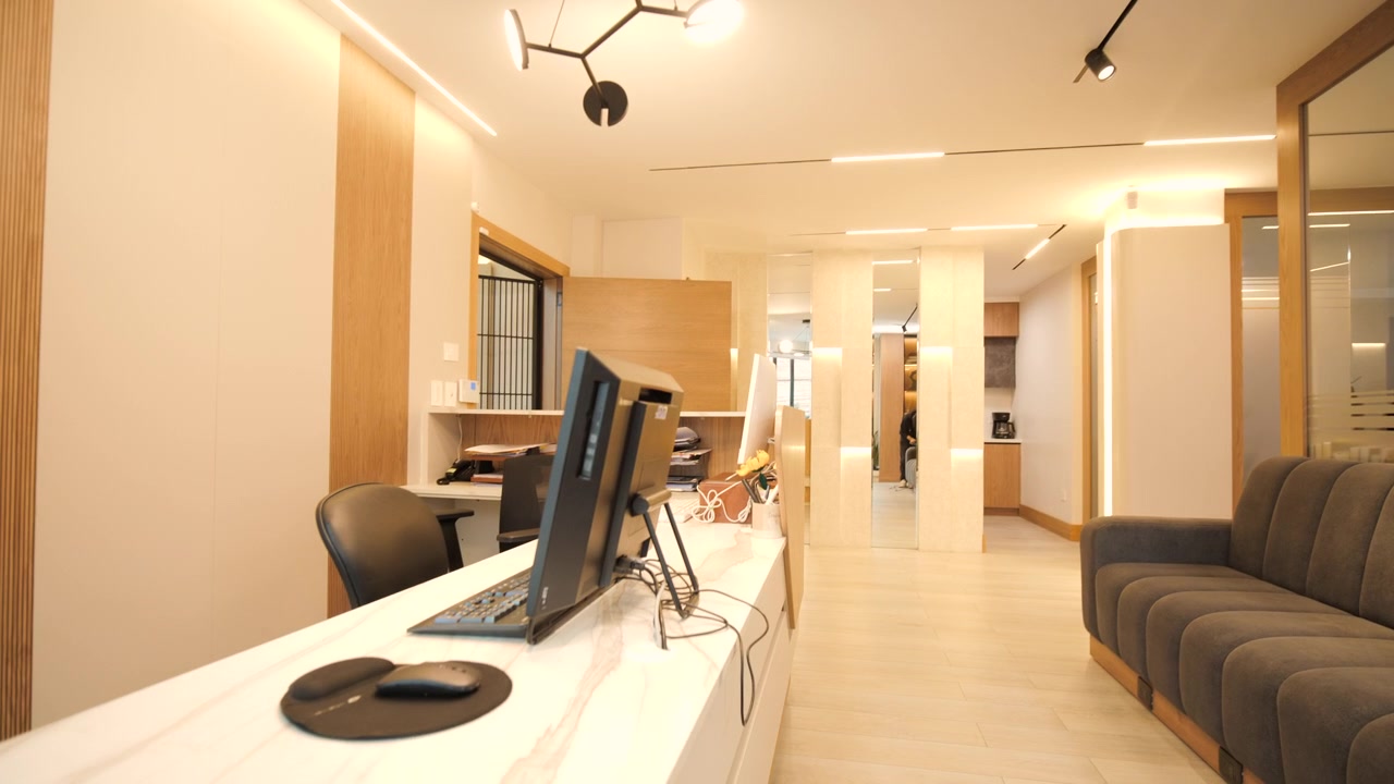 L'inquadratura inizia mostrando la lampada dal design geometrico e il soffitto illuminato, poi scende gradualmente per rivelare l'intera area.
